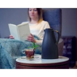 Leifheit Harmonic Isoleerkan 1.0 L Donkerblauw 9 Leifheit Harmonic Isoleerkan 1.0 L Donkerblauw -Dutch Rose winkel 102 8544 5 1